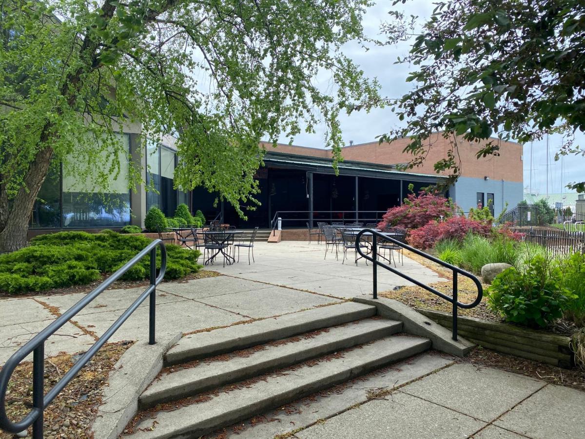 Clarion Hotel Conference Center On Lake Erie Dunkirk Exterior photo