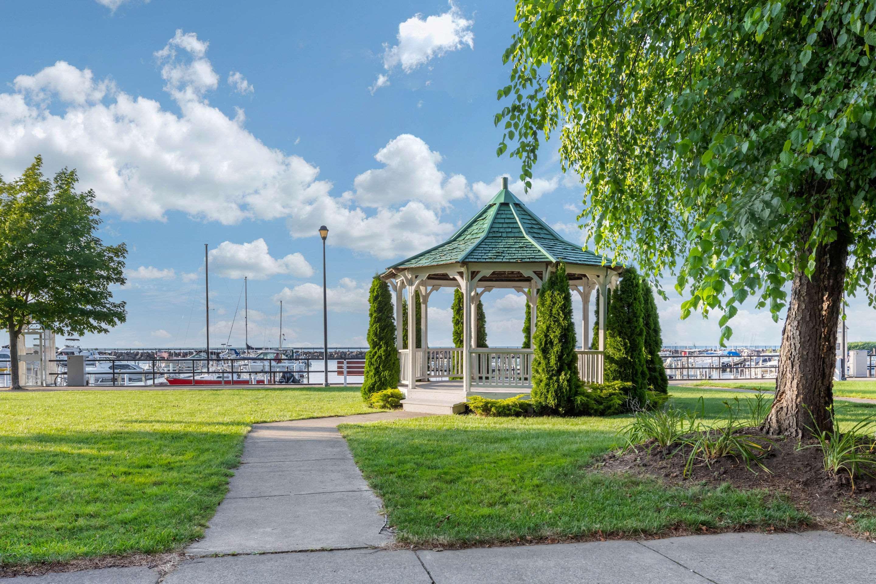 Clarion Hotel Conference Center On Lake Erie Dunkirk Exterior photo