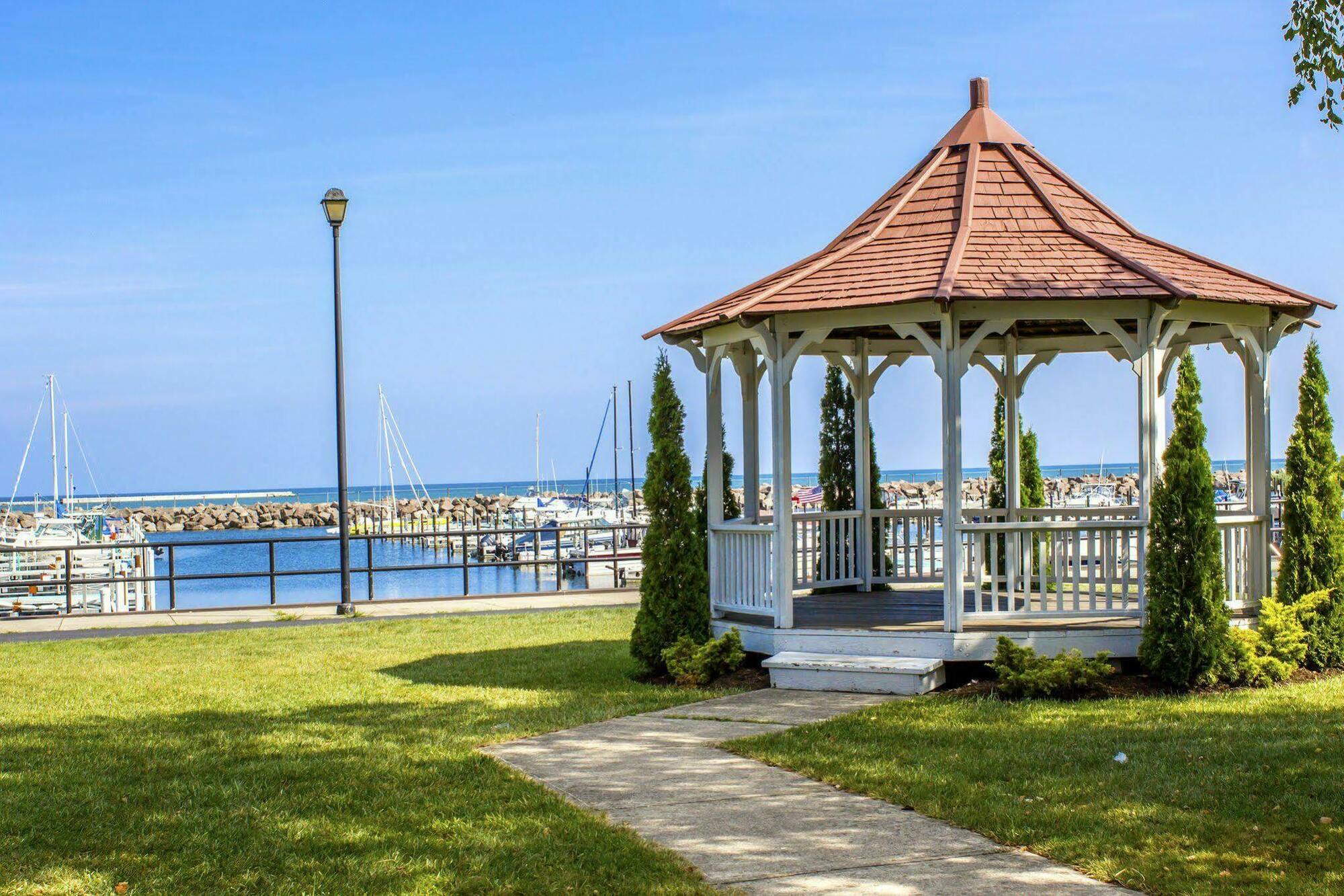 Clarion Hotel Conference Center On Lake Erie Dunkirk Exterior photo